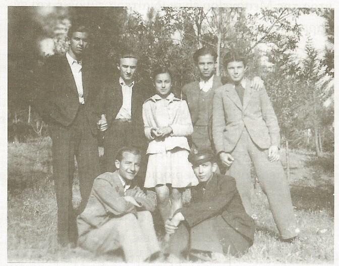 Μ.Γ. ΠΙΤΣΑΚΟΣ Αφιερώνεται στη μνήμη του Σ. Λεβή. Δεν αναφέρεται φωτογράφος. (Η Έρευνα, καθημερινή εφημερίδα των Τρικάλων). Τρίκαλα: 1943. Μια νεανική παρέα Πρωτομαγιά του 1943, κατοχική περίοδος.