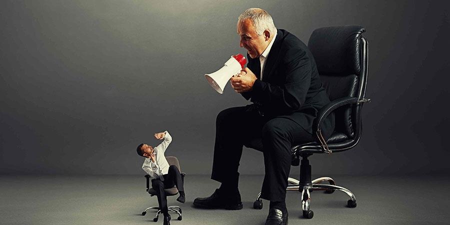 Τα 4 λάθη που αποδομούν τον ηγέτη Είναι πολύ συγκεντρωτικός Υποδεικνύει όχι μόνο το επιθυμητό αποτέλεσμα αλλά και τον τρόπο