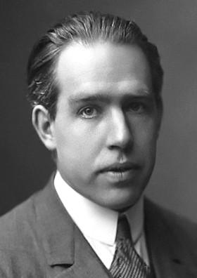 ΑΤΟΜΙΚΟ ΠΡΟΤΥΠΟ ΤΟΥ BOHR (1913) Το 1913 ο Δανός Φυσικός Niels Bohr για να εξηγήσει τη δομή του ατόμου δέχτηκε το ατομικό πρότυπο του Rutherford.