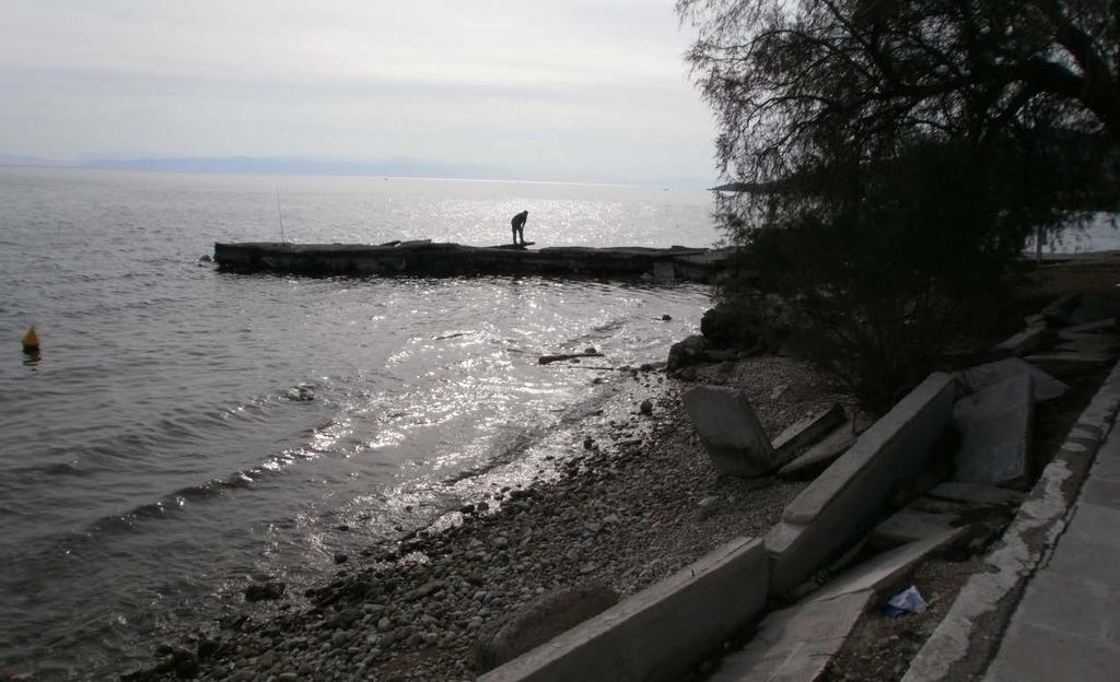 Σήμερα έχουν αναρτηθεί πινακίδες, στις οποίες αναγράφεται ότι απαγορεύεται η κολύμβηση.