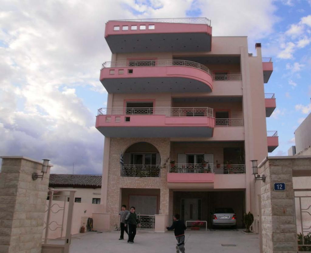 Εικόνα 127 Στις πολυκατοικίες κυρίως της δεκαετίας του 90 έβαλαν χρώμα και αρχιτεκτονική με τον τρόπο που αυτοί αντιλαμβάνονταν αυτές τις δύο έννοιες.