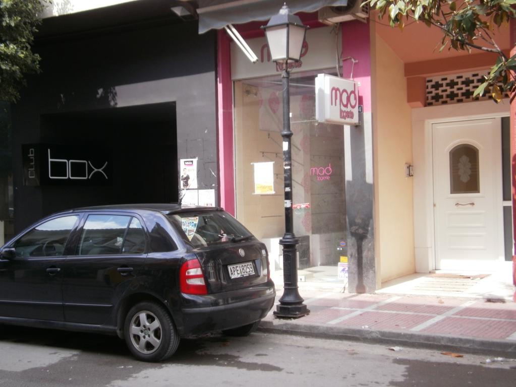 Εικόνα 17 Ξενοίκιαστα συνοικιακά καταστήματα επι της οδού 28 ης Οκτωβρίου. Εικόνα 18 Ο κεντρικός δρόμος 28 ης Οκτωβρίου.