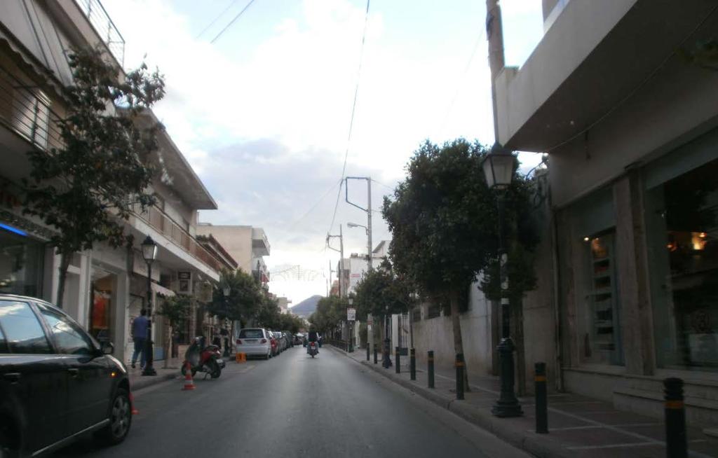 Τα πεζοδρόμια είναι μεγάλα και υπάρχουν ράμπες αλλά τα δέντρα κάθε 4 μέτρα τα οποία είναι φυτεμένα στην μέση του πεζοδρομίου προκαλούν