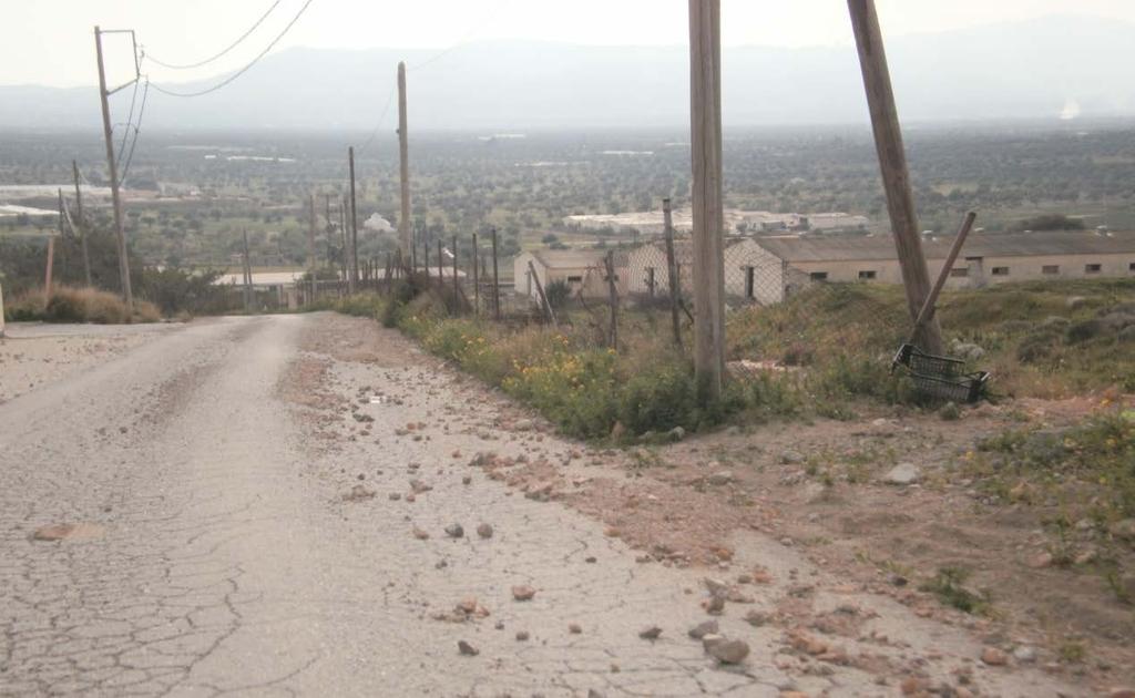 2.3.2.4 Ανάγκη Περάτωσης Έργου Κατασκευής Φρεάτιων Η δημιουργία φρεατίων δεν έχει ολοκληρωθεί με αποτέλεσμα όταν βρέχει πέτρες, σκουπίδια ακόμα και κλαδιά δέντρων να παρασύρονται από τα νερά και