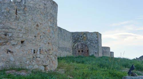 Η κατασκευή του τείχους άρχισε το 1818, λίγο πριν την έναρξη της ελληνικής επανάστασης και αποπερατώθηκε το 1823.