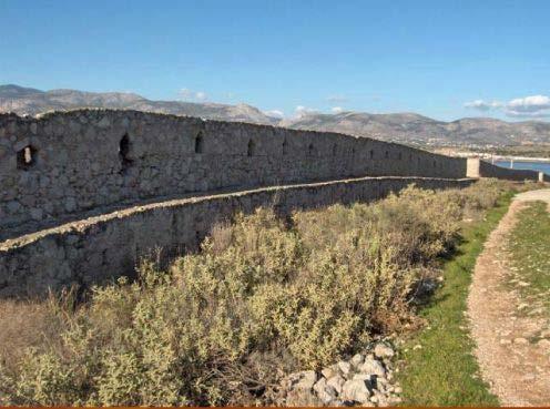 Περιμετρικά του τείχους υπάρχει πυκνή