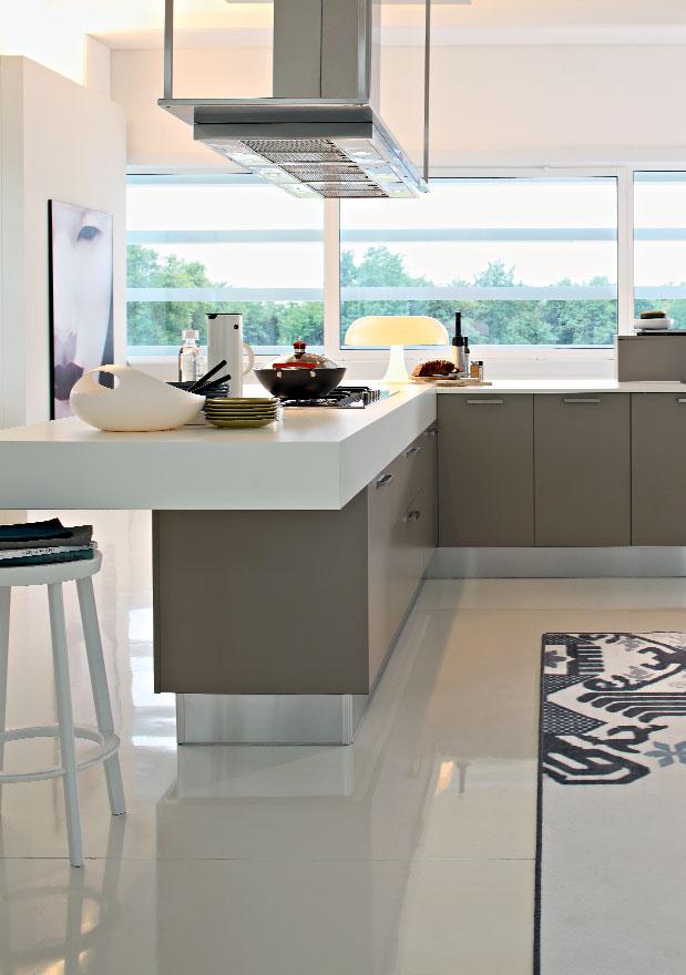 il top. In Unicolor bianco ad alto spessore. The worktop. White, thick Unicolor. / Le plan de travail.
