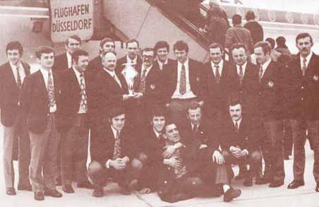 POLA STOLJE A RUKOMETNOG KLUBA BJELOVAR (1955. - 2005.) Prvaci Europe nisu imali dvoranu Tek nakon brojnih blistavih uspjeha, bjelovarski su rukometaπi dobili primjereni prostor za djelovanje.