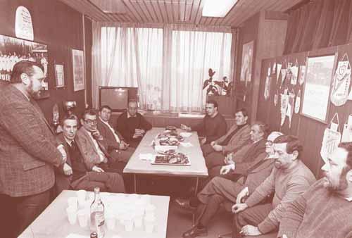 Redakcija Sprinta 1986. godine Proglaπenje Sportaπa godine 1988. privremeno obustavljeno izlaæenje Sportskih novosti, a kasnije su neko vrijeme izdavane u tiskari lista Borba u PreradoviÊevoj ulici.