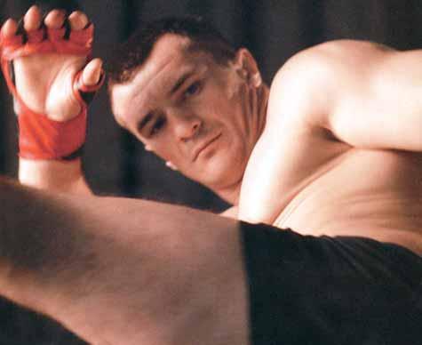 Kickboxing u Hrvatskoj Prvi hrvatski kickboxing borci su potekli iz karatea i taekwondoa, a prvi majstorski crni pojas koji je Mike Anderson dodijelio nekom od svojih uëenika bilo je baπ vjeæbaëu iz