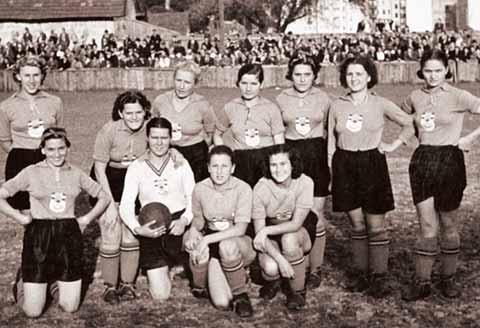 hrvatski graappleanski πportski klub i JSK Hajduk na igraliπtu Graappleanskog u Koranskoj ulici 1935. godine. 4.