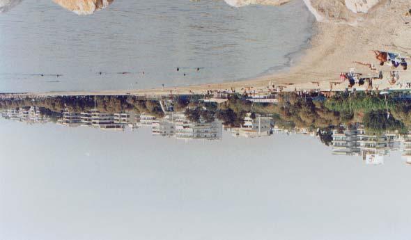 ΦΩΤΟΓΡΑΦΙΑ 1: Η παραλία του Αλίµου, που αναπτύσσεται σε αλλουβιακές αποθέσεις. PHOTOGRAPH 1: The beach of Alimos, which is developed on alluvial deposits.