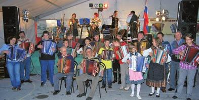 Igrali so na frajtonerco Ljudje in dogodki Na Veseli harmoniki na Senici se je v igranju na diatonično harmoniko predstavilo 21 harmonikarjev.