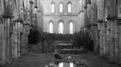 Андреј Тарковски, слика од филмот носталгија Тарковски кои за да функционираат треба да се скршат, да се претворат во нивни руини, така филмската претстава на архитектурата ја изместува од