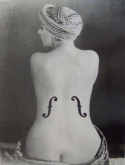 μεταφορικό άλμα ανάμεσα σε τρεις έννοιες: την γυναίκα, την οδαλίσκη στο γνωστό έργο του Ingres (Ινγρές) που βλέπουμε δίπλα, και το βιολί.