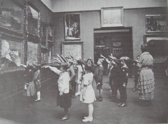 Εικόνα 3: Φωτογραφία από επίσκεψη σε μουσείο στην Νέα Υόρκη το 1900 όπου οι μαθητές εκτιμούν γνωστά έργα τέχνης.