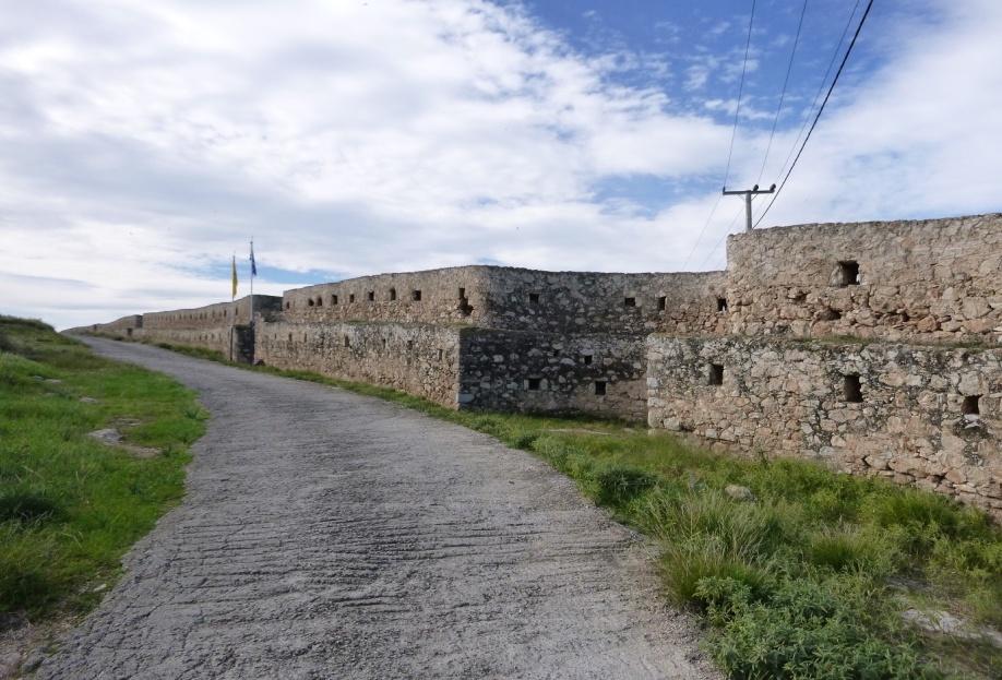 ΧΑΡΑΚΤΗΡΙΣΤΙΚΑ ΤΟΥ ΤΕΙΧΟΥΣ Το τείχος έχει μήκος 533 μέτρα σε ευθεία γραμμή ή 608 μέτρα αν συνυπολογίσουμε το άνοιγμα των καμπυλών του.