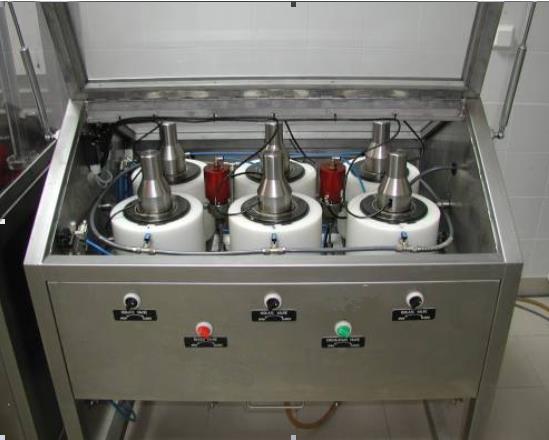 Υλικά και Μέθοδοι Β. Ένα θάλαμο ΥΠ όγκου 1.5 L (Εικόνα 4.2), ο οποίος χρησιμοποιείται για την παραγωγή μεγαλύτερων ποσοτήτων προϊόντων επεξεργασμένων με ΥΠ. Εικόνα 4.