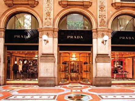 ΜΕΡΦΙ ΤΟΝ ΟΚΤΩΒΡΙΟ ΤΟΥ 1998 ΜΕ ΡΟΥΧΑ PRADA.