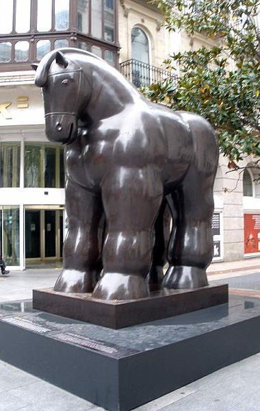 Τα γλυπτά του Botero (1/3) Η δεύτερη ενότητα των έργων που παρουσιάστηκαν περιλάμβανε τα γλυπτά του καλλιτέχνη, τα οποία επίσης χαρακτηρίζονται από τον