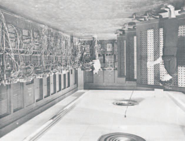 2.4. KOMERCIJALNA PRIMJENA RAČUNALA 13 Slika 2.4: ENIAC: Electronic Numerical, Integrator, Analyzer and Calculator 2.