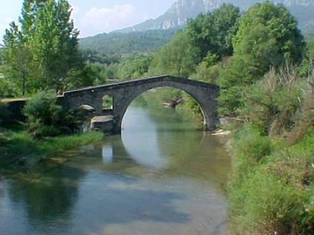 ΜΑΚΕ ΟΝΙΑ Tα παλιά πέτρινα τοξωτά γεφύρια της Μακεδονίας, αποτελούν µνηµεία της λαϊκής αρχιτεκτονικής και της ιστορίας µας και