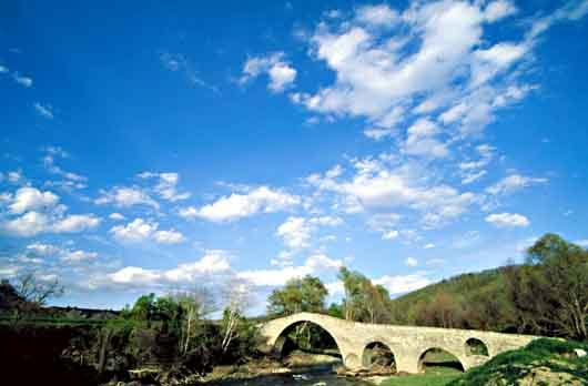 Το σηµαντικό αυτό γεφύρι βρισκόταν πάνω στις ορεινές µουλαρόστρατες που συνέδεαν την Ήπειρο µε την Μακεδονία.