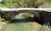 Γεφυρώνει τορέµα«άσπρος» που πηγάζει απότις πλαγιές της Ρόνας, κύρια πηγήτου
