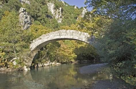 Πέτριναγεφύρια που µοιάζουν βγαλµένα από κάποιο παραµύθι, πυκνή βλάστηση και µοναδικές εικόνες που δηµιουργούνται καθώς το φως του ήλιου