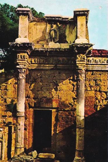 192 Горан Јанићијевић Сл. 3 Перистил Нервиног форума Fig. 3 Peristyle of Minerva s forum. култа императора, што је у тесној вези са његовим односом према грађанству односно према житељима Царства.