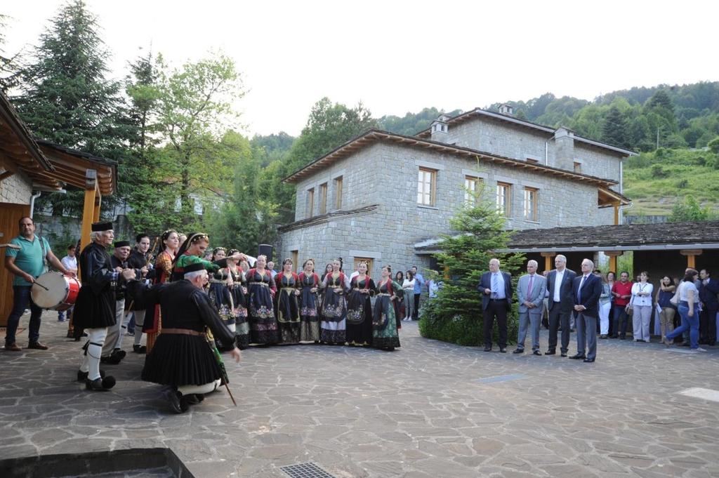 Ο χορευτικός όμιλος του Μετσόβου σε χορούς της περιοχής για
