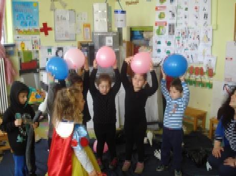 Έπειτα, εμφανίστηκε στην τάξη ένας πίνακας με δύο στήλες, μία για τα υδρόφοβα και μία για τα υδρόφιλα (Εικόνα 4).