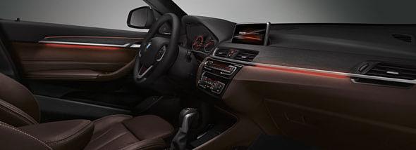 έγχρωμο BMW Head-Up Display 1, 2 προβάλλει τις σχετικές πληροφορίες ταξιδιού απευθείας στο οπτικό πεδίο του