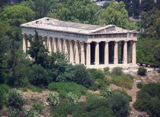Οι Ρωμαίοι παρέλαβαν αυτόν τον κτιριακό τύπο από τους Έλληνες (Βασιλική στοά προς τιμή του
