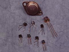 Srednja šola tehniških strok Šiška Unipolarni tranzistor Imenujemo jih tudi tranzistorji z učinkom električnega polja (FET field efect transistor).