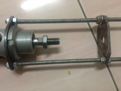 38 2) U fork a) Memotong dua kepung besi plat sepanjang 71 mm dan selebar 48 mm b) Menebuk kedua-dua besi plat tersebut