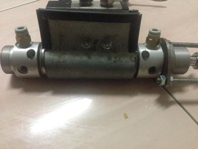 pada silinder d) Menebuk plat yang hadapan berdiameter 10 mm untuk lubang mata alat melaluinya e) Memotong besi sepanjang 125 mm