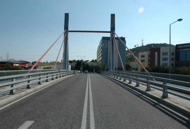 Έχει μήκος L=55,50m, μεταβλητό πλάτος b=13,40 16,50m και οι πυλώνες έχουν ύψος 19,00m.