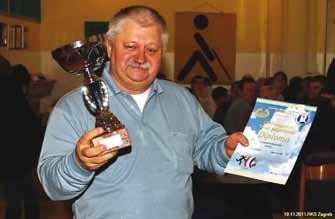 Iz zemlje i svijeta Miroslav Fila, 9A4MF, iz Lipika, naš počasni član, s peharom svog kluba, 9A4U, za osvojeno 1.