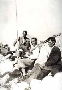 Stoga bi mu, umjesto radioamaterske uobičajene fraze silent key (engl. utihnulo tipkalo), pripadala parafraza umireno pero. Metzger je u Zagrebu 1936. godine diplomirao fiziku, doktorirao 1940.