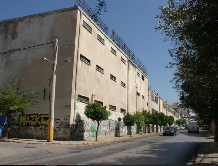 Στο κτίριο Α λόγω του κεκλιμένου εδάφους παρατηρείται μια διαφορά ύψους στο ισόγειο στην νότια όψη που βρίσκεται επί της Ανάκους και στην βόρεια που βρίσκεται στο εσωτερικό αίθριο του εργοστασίου.