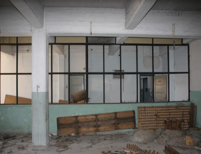 Βρίσκονται σε καλή κατάσταση, ωστόσο υπάρχουν πολλά μπάζα, σκόνη και σκουπίδια που δυσκολεύουν την κίνηση. 2.5.A.8.