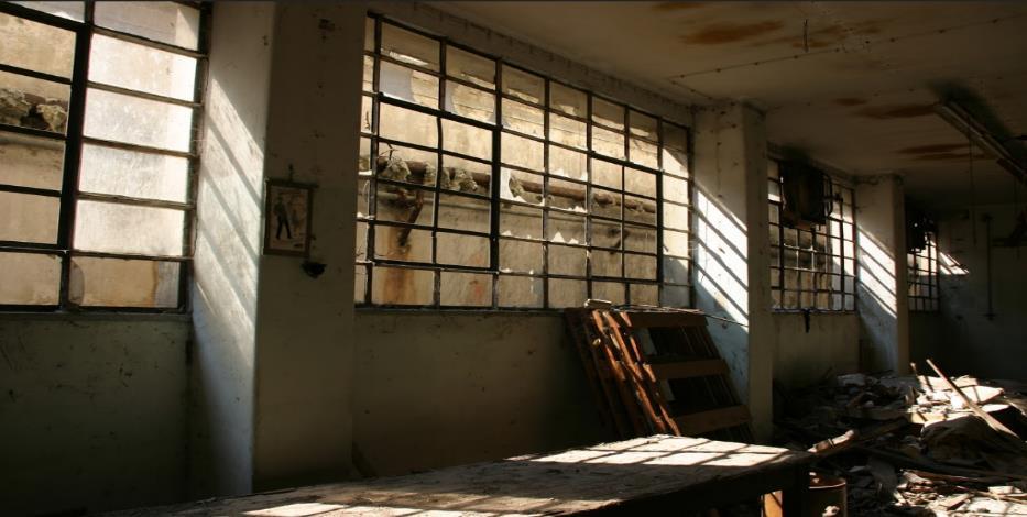 Κάποια έχουν αποξηλωθεί και σχεδόν σε όλα λείπουν οι πόρτες. Τα ανοίγματα επίσης, βρίσκονται σε αρκετά καλή κατάσταση.