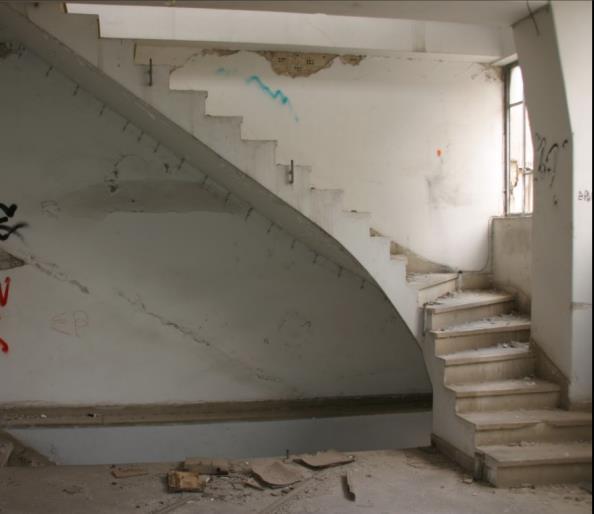 2.5.Β.6 Κλίμακες Σε αυτό το κτίριο υπάρχουν εσωτερικές και εξωτερικές κλίμακες είναι μόνιμες, από οπλισμένο σκυρόδεμα αλλά διαφέρουν ως προς την δομή τους.