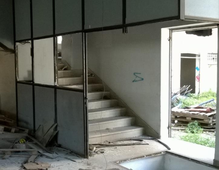 Εσωτερικά μία σκάλα τύπου «Γ» χωρίς πλατύσκαλο διατρέχει όλους τους ορόφους και μια απλή ενώνει Α υπόγειο με Β υπόγειο. Οι κλίμακες βρίσκονται σε καλή κατάσταση.