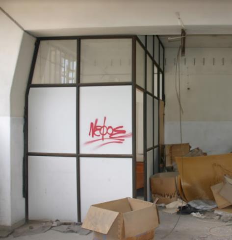 Βρίσκονται σε καλή κατάσταση, ωστόσο υπάρχουν πολλά μπάζα, σκόνη και σκουπίδια