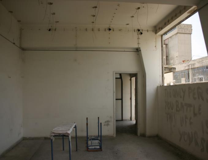 3 Χρώματα Τόσο στα εσωτερικά όσο και στα εξωτερικά επιχρίσματα έχουν διατηρηθεί οι χρωματισμοί αλλά λόγω της εγκατάλειψης του κτιρίου, έχουν αλλοιωθεί. 2.5.Β.9 