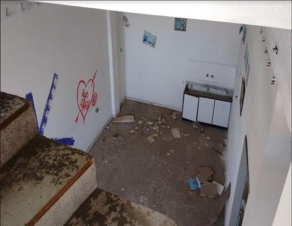 Εικόνα 77 Κτίριο Γ Όροφος Α γραφεία- αποδυτήρια Εικόνα 78 Κτίριο Γ Όροφος Α αποδυτήρια 2.5.Γ.8 Τελικές επιφάνειες 2.5.Γ.8.1 Δάπεδα Τα δάπεδα όλου του κτιρίου διαμορφώνονται με πλάκες από οπλισμένο σκυρόδεμα και μόνο στο μικρό κτίσμα του Γ έχει επίστρωση μωσαϊκού.