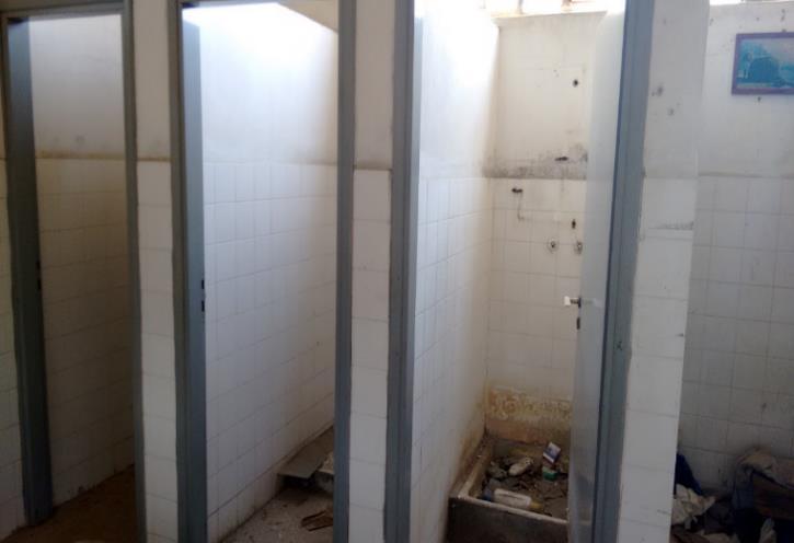 2 Επιχρίσματα Σύμφωνα με πληροφορίες, εκείνη την εποχή, οι τοιχοποιίες καλύπτονται με ένα στρώμα από πεταχτό κονίαμα, αποτελούμενο από άμμο, νερό, τσιμέντο (γκρι).