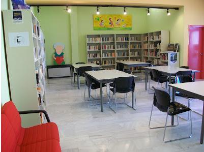Πολιτιστικό κέντρο Μελίνας Μερκούρη- Δημοτική βιβλιοθήκη στην Αμφιάλη Το θέατρο «Μελίνα Μερκούρη» ιδρύθηκε το 1992, στεγάζεται στο Πολιτιστικό Κέντρο Αμφιάλης και φιλοξενεί πολλαπλές δραστηριότητες